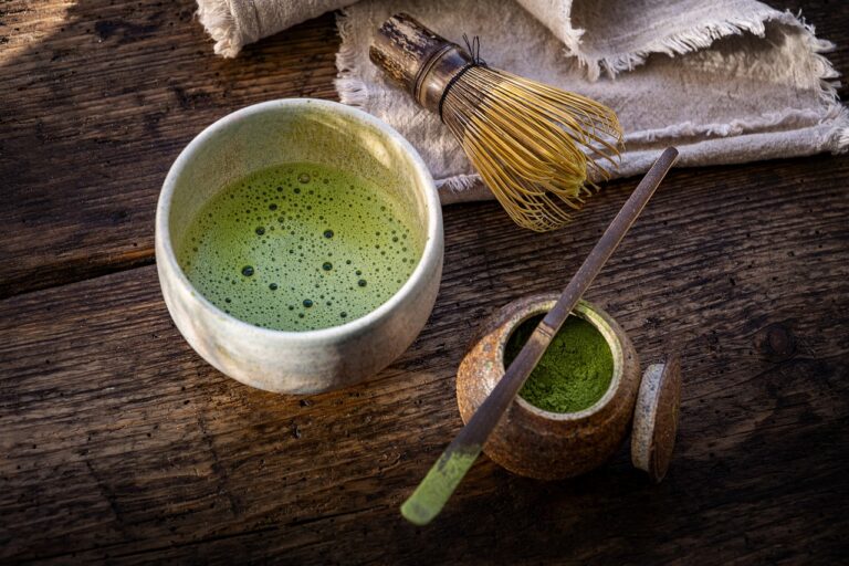 4 Schritte zur perfekten Matcha-Zubereitung: Ursprung, Vorteile und Einkaufstipps